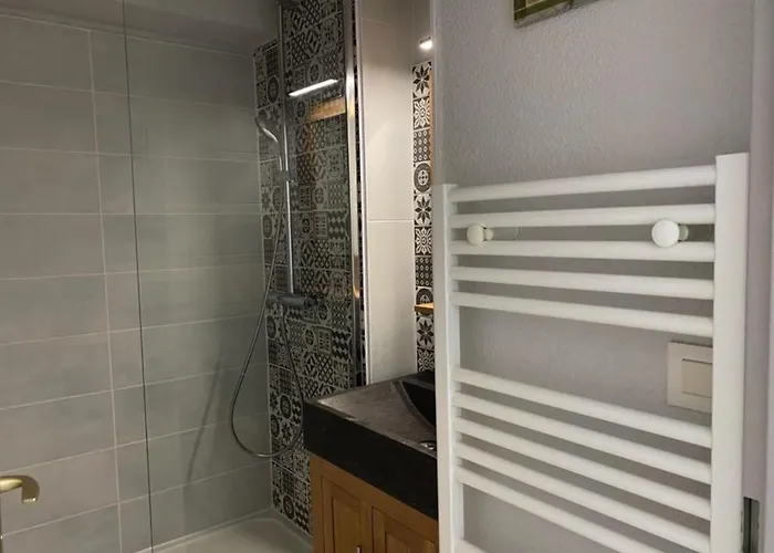 Pres De La Avec Balcon Et Parking Prive - Fr-1-336-69 דירה *